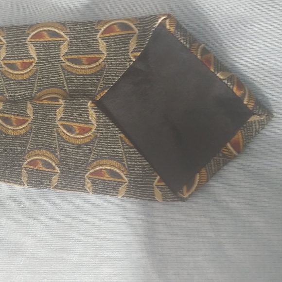 Van Heusen Men's necktie. - Picture 3 of 4